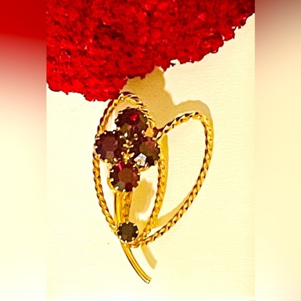 Vintage Gold Rope and Ruby Crystal Brooch - Picture 8 of 8